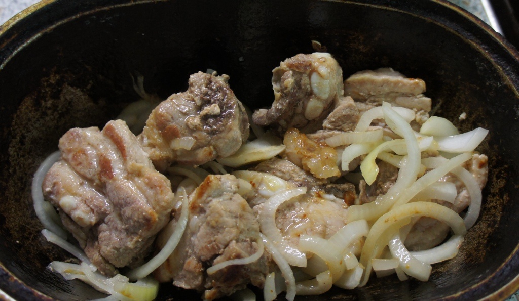 Так выглядят ребрышки после "запекания" в утятнице.