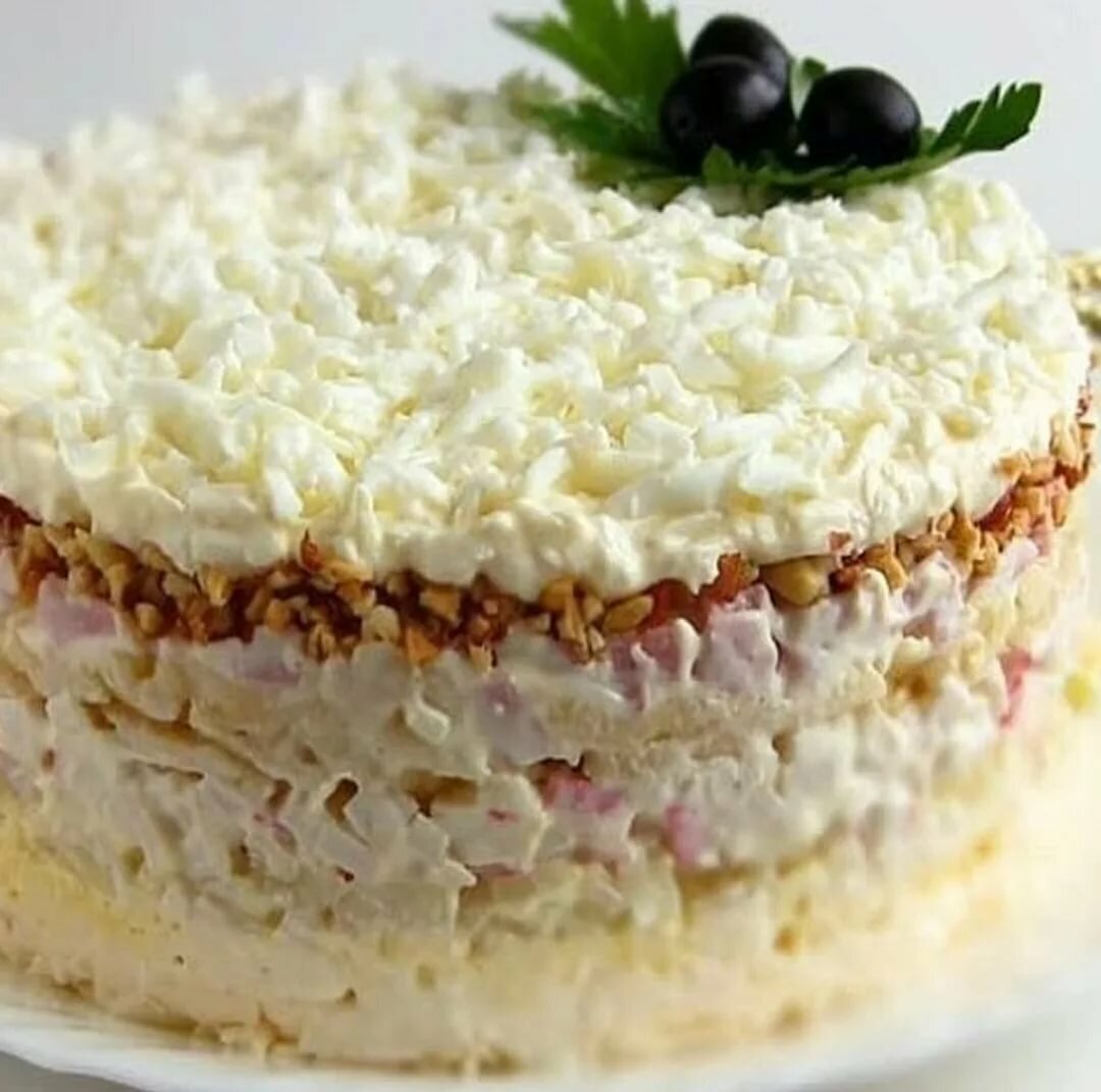 Этот салат для праздников,уж очень он красив,нежен и очень вкусен,своей белоснежной верхушкой напоминает зиму и пушистый снег.Но готовится салат очень легко и продукты входящие в его состав самые обыкновенные и времени много не отнимет его приготовление,из продуктов входящих в состав салата отваривать нужно только яйца.