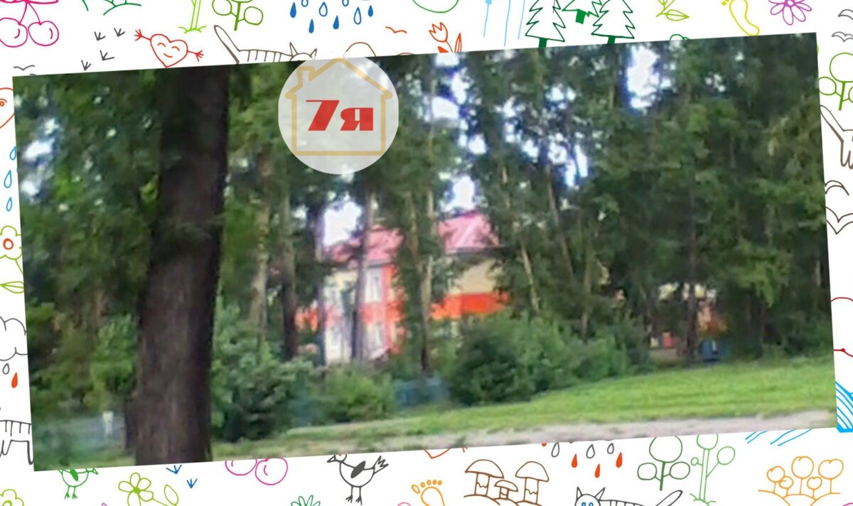 Наш сад, сфотанный на почтенном расстоянии, фото потом заботливо увеличено. "И хочется, и колется"