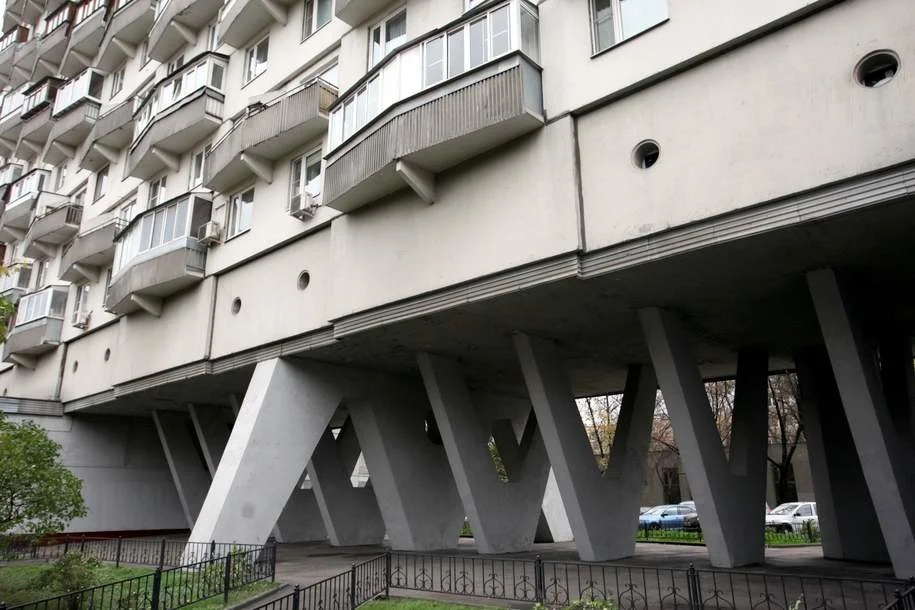 Дом на ножках новый проект Необычные жилые дома Москвы: пять зданий с интересной архитектурой Smolenka Esta