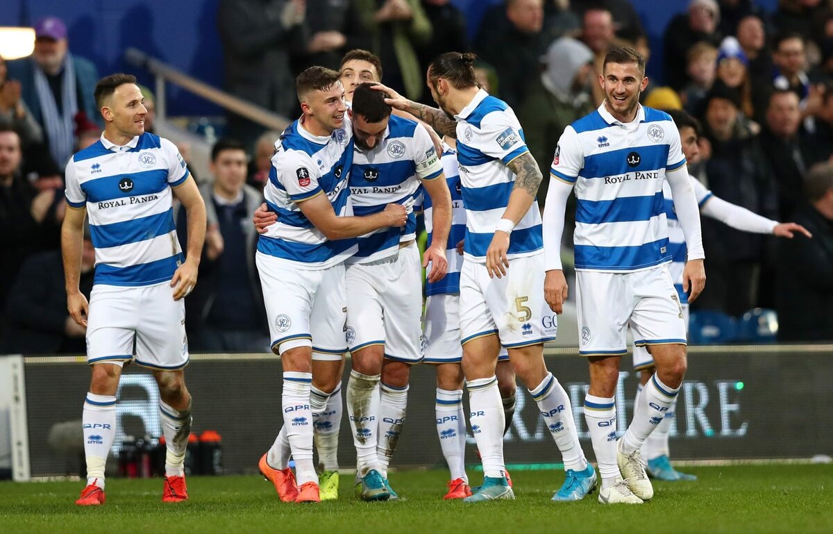 
👤В этом сезоне команду возглавил новый тренер - Марк Уорбертон. Его прошлым клубом был Рейнджерс из Шотландии: вот так вот интересно перешел от одних Рейнджеров к другим.

📈Начался сезон просто невероятно. В какой-то из моментов мы даже шли на 3 месте! Игра была слишком хороша в атаке, но не без проблем в защите. Однако в тот момент это удавалось тщательно скрывать.
🕛Но время шло, а КПР скатывался. Была длительная серия без побед, когда клуб со стабильного 4-ого места опустился ниже первой 10-ки!
🚫Тогда уже нивелировать недостатки обороны не получалось, почти каждый гол был привозом со стороны кого-либо из защитной линии.

💪😎Уорбс нашел в себе силы переломить ход сезона. Изменив стиль игры с безбашенного на более спокойный, команда начала двигаться снова вверх.
7 матчей без поражений - именно такую серию выдала команда!

⏸А дальше перерыв из-за пандемии COVID-19...
После возвращения с перерыва клуб шел на 13 месте, но от заветной 6-ки нас отделяло всего 6 очков! 😁И матчи, как казалось, удачные - Всего 3 игры против претендентов на промоушн, а остальные против аутсайдеров и середняков. Но все почти сразу пошло не по плану. Проигрыши Барнсли и Чарльтону в первых же двух встречах после возобновления сезона.
😕Отрыв от топ-6 уже тогда стал практически недостижим! Мы впервые за пол года стали близки к зоне вылета!

👏🏻Безусловно, стоит отдать команде должное - игроки исправили ситуацию, набрав 5 очков из 9-ти возможных в последних трех турах. Но, к сожалению, это уже ничего не значило...

🤔Но какова причина столь провальных выступлений после возобновления сезона? - ответ на поверхности! Еще незадолго до рестарта Чемпионшипа и игроки, и руководство выступили против этой инициативы. Было ясно, что играть уже никто не хочет. А пришлось. Видимо, отсутствие мотивации и желания сказалось на результатах команды.

📋Каков вердикт в целом? Команда выступила здорово! 😀Да, 13 место это все еще ниже ожиданий, но есть прогресс! В том сезоне мы были ближе к вылету, нежели к плей-офф, а в этом же ситуация обратная.
⚡Раскрылись многие таланты, такие как: Эзе, Шаир, Брайт, Мэннинг и другие. Насколько известно, клуб планирует провести насыщенную трансферную кампанию, а это значит, что на деньги, вырученные с продажи одних игроков, клуб планирует неплохо усилиться. Это очень здорово, ведь уже давно боссы КПР не могли предоставить команде свободу на рынке.
👀Будем следить за трансферами и ждать следующего сезона!
⏩Продолжаем болеть за КПР и верить, что команда еще выйдет в АПЛ. Надеемся на лучшее!

🤔Как вы оцениваете вклад Уорбертона в развитие КПР? Лично мы думаем, что при правильных трансферах и грамотной политике со стороны руководства мы добьёмся положительного результата, ведь по нашему мнению, Марк движется в правильном направлении!
