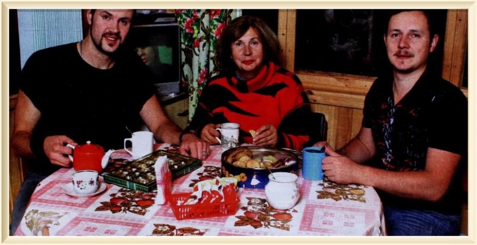 Павел с мамой и младшим братом, источник фото/pavel-shuvaev.ru