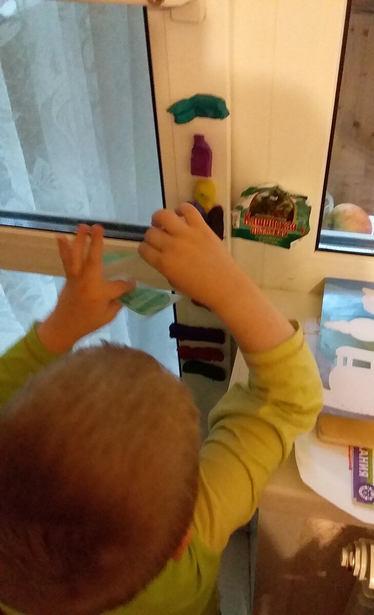 Младшенький развлекается,пока мама на кухне,а старший делает уроки)))