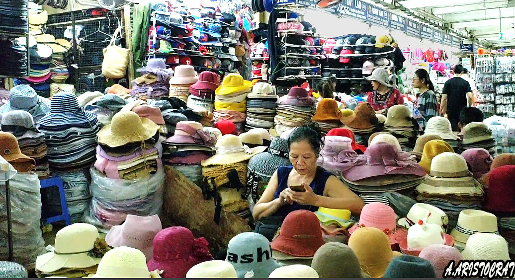 Вьетнамка на рынке в Ханое 