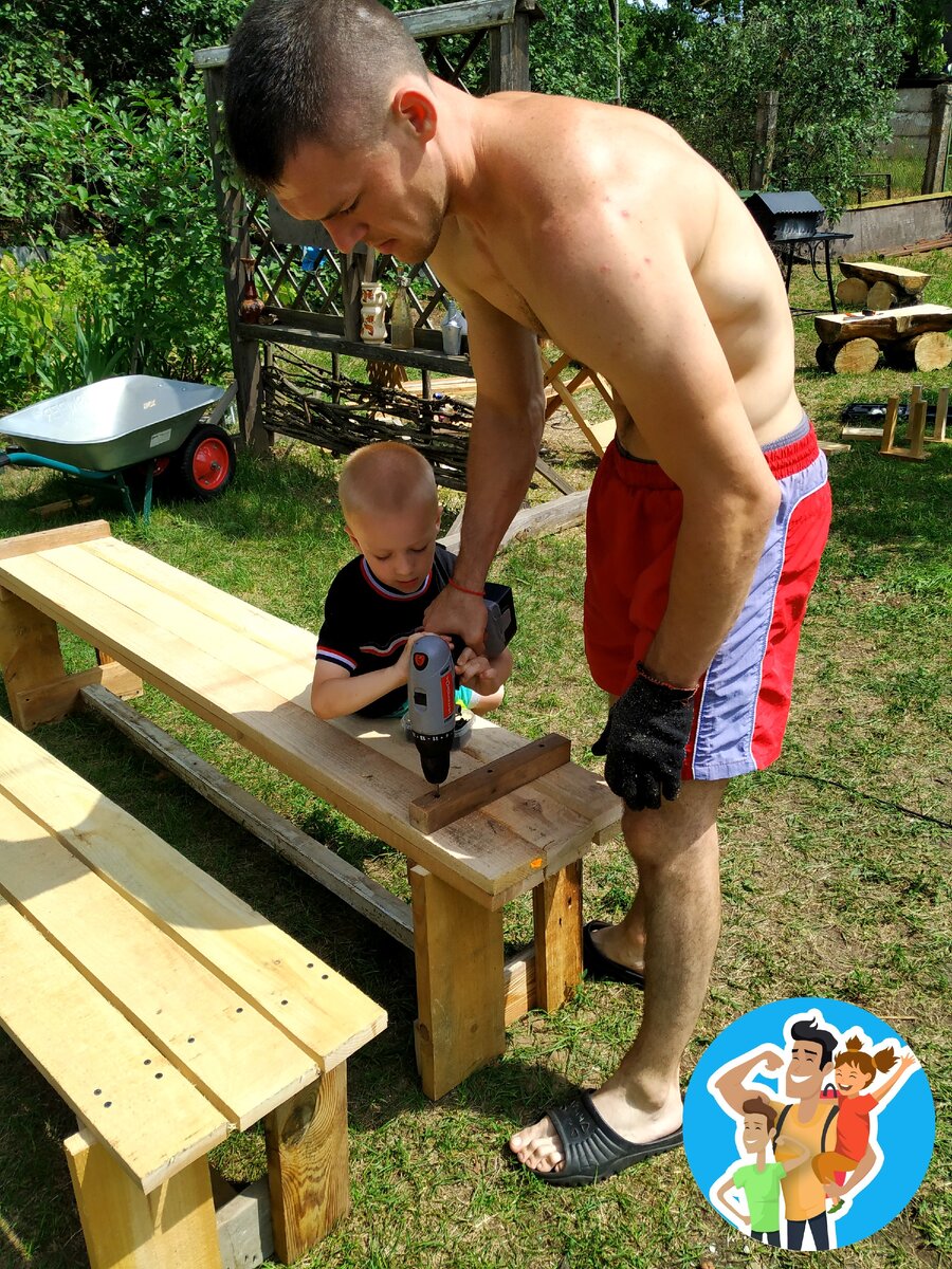 сын в большинстве случаев мне активно помогает)))