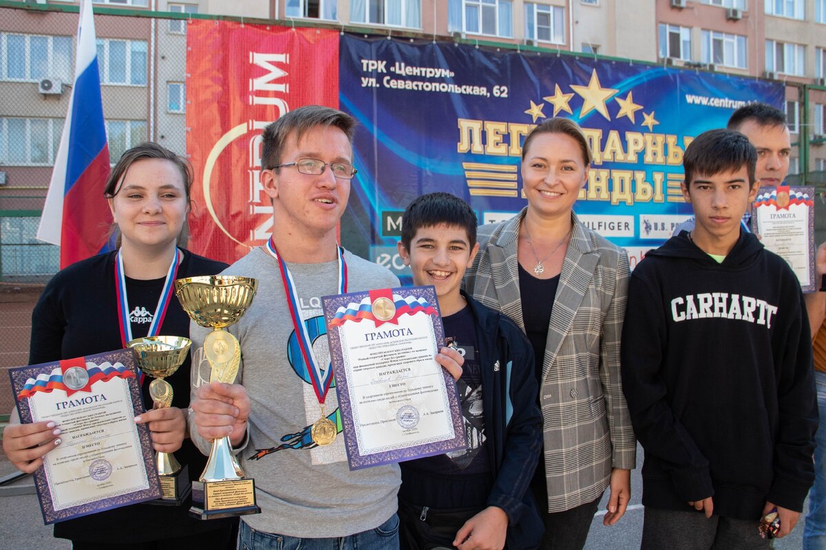 А. Плакида с участниками фестиваля