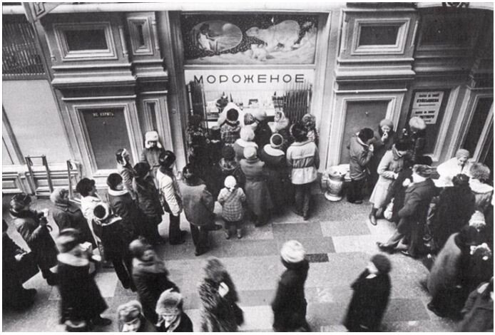Очередь за мороженным, 1961 год.