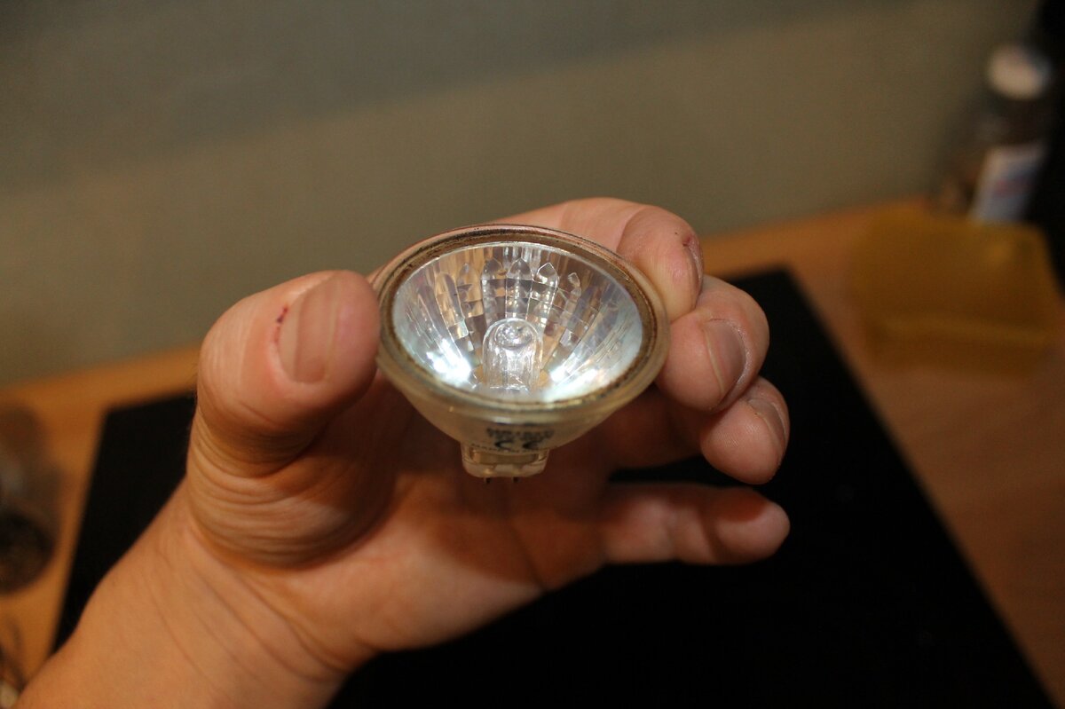 А это нагрузка для него, обычная галогеновая лампа на 12 воль