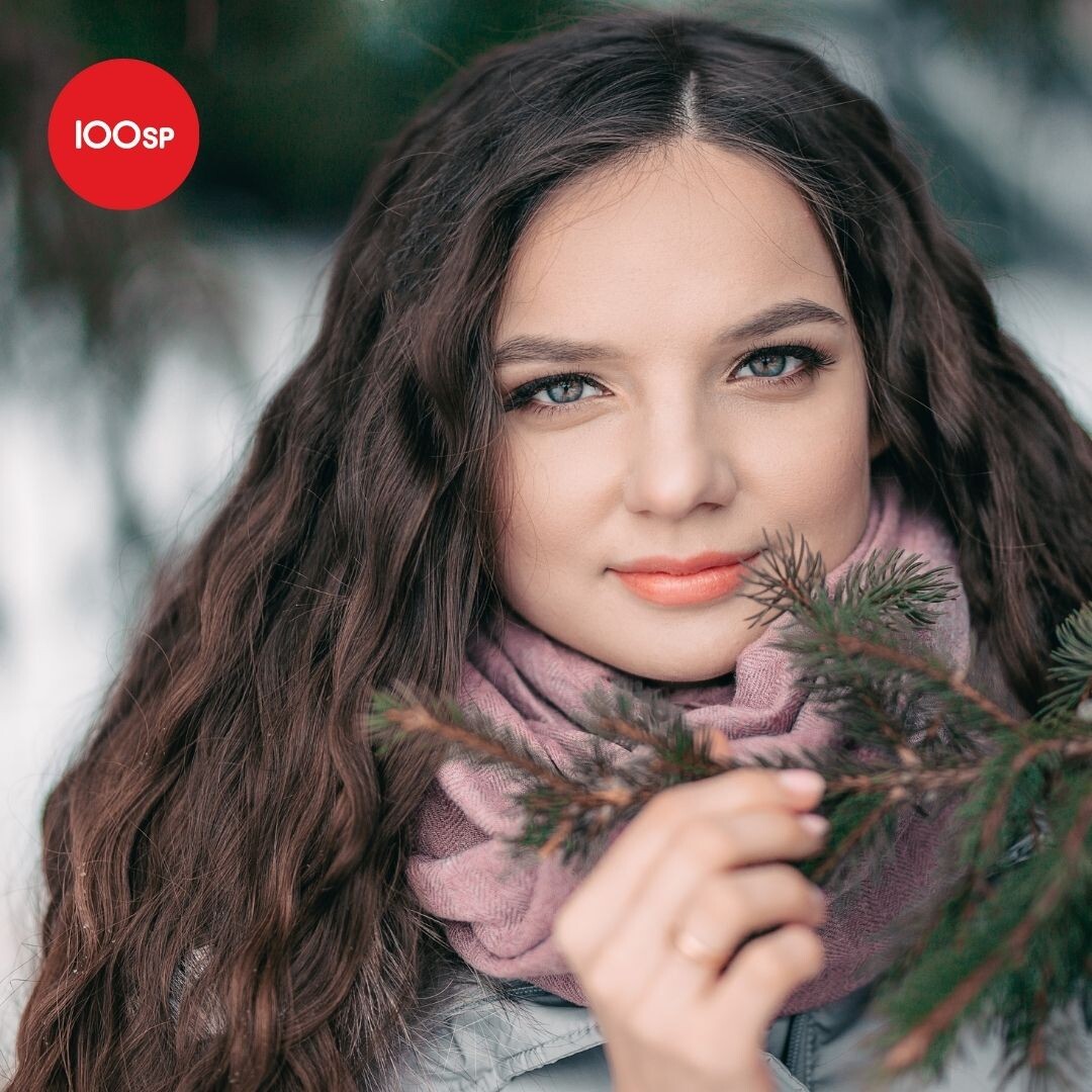 Снегурочка пока без шапки. А еще так походит - будет без волос. 