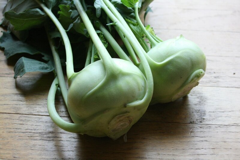 Кольраби – вкусный низкокалорийный овощ из семейства крестоцветных. Она родом из Европы, и сегодня ее ассортимент охватывает практически весь земной шар. Она содержит множество питательных веществ, необходимых и легко усваиваемых организмом человека. Как ни странно, в наших домах она не пользуется большой популярностью, несмотря на относительно простое выращивание и высокую зимостойкость. Это может быть связано с незнанием ее вкуса и полезности. 