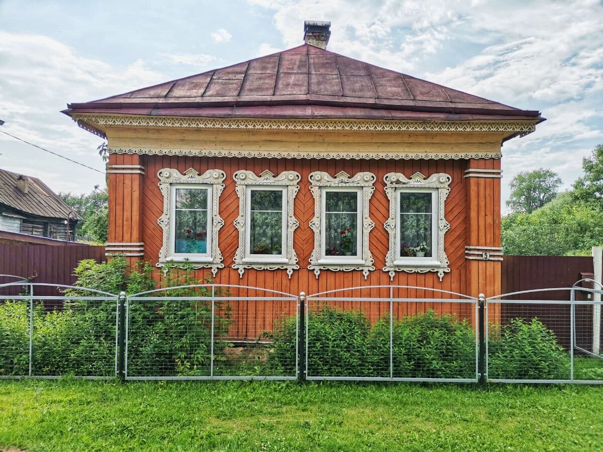 Посёлок со своим собственным замком, резными наличниками, морем черники, среди лесов, полей и озёр.