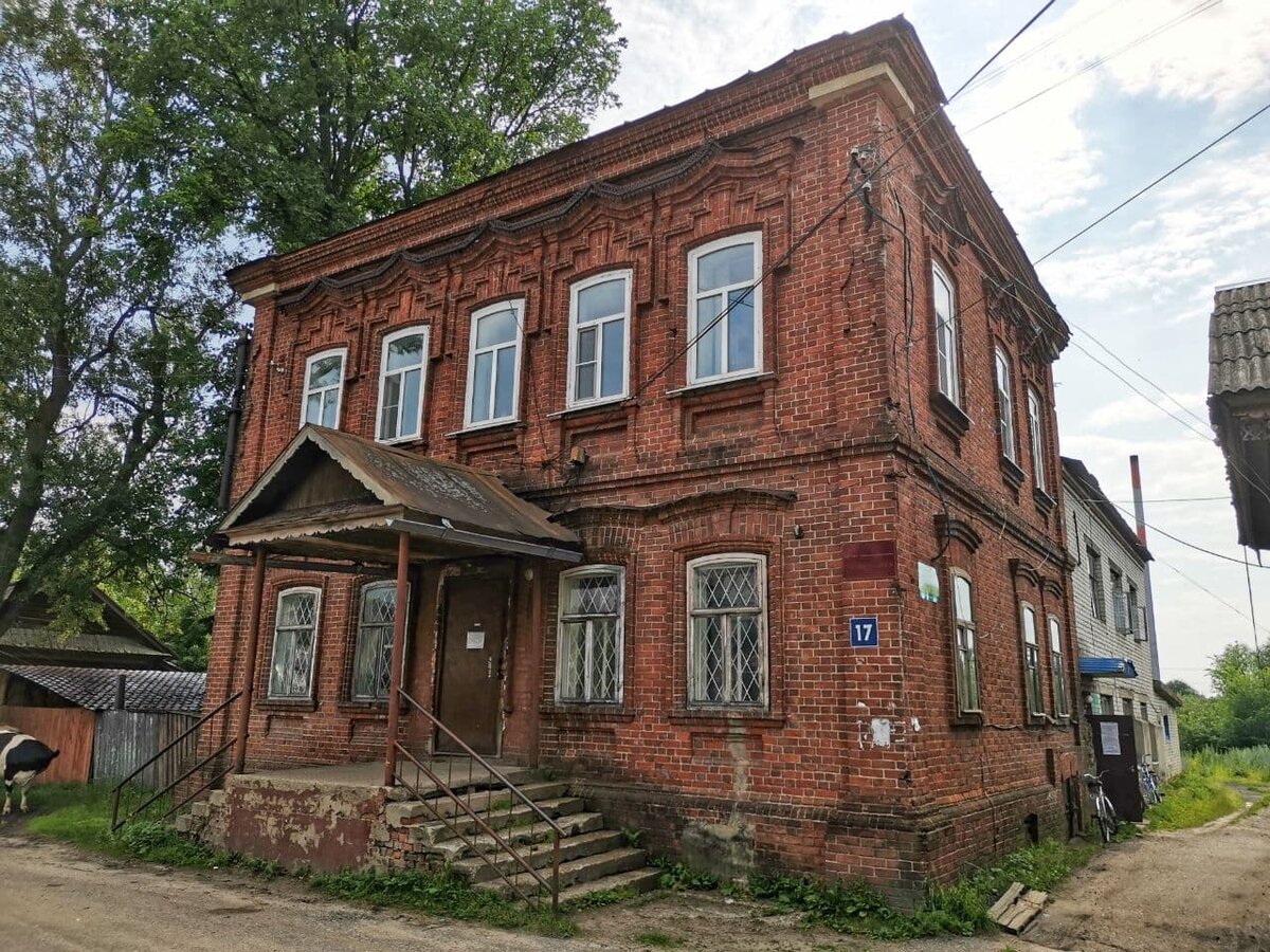 Посёлок со своим собственным замком, резными наличниками, морем черники, среди лесов, полей и озёр.