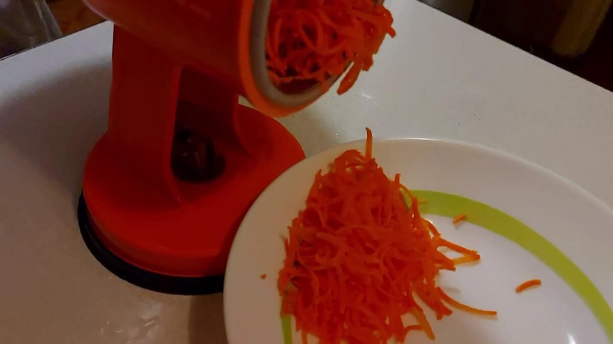 Натертая на средней терке морковь идеально подходит для салата