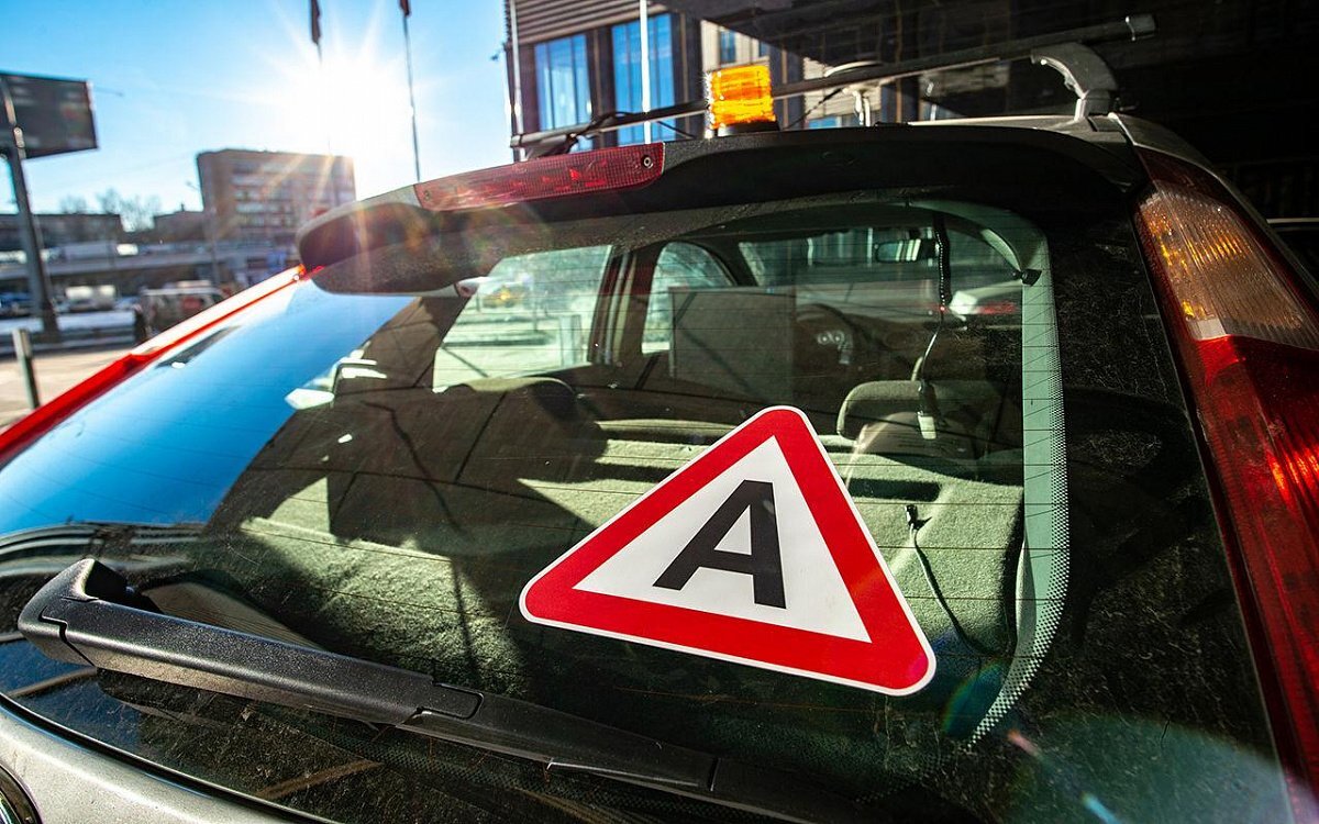  ГИБДД рассматривает возможность использовать беспилотные автомобили с сенсорными педалями на экзамене для получения водительских прав, рассказал РИА Новости заместитель начальника ГУОБДД МВД России Николай Шеюхин.