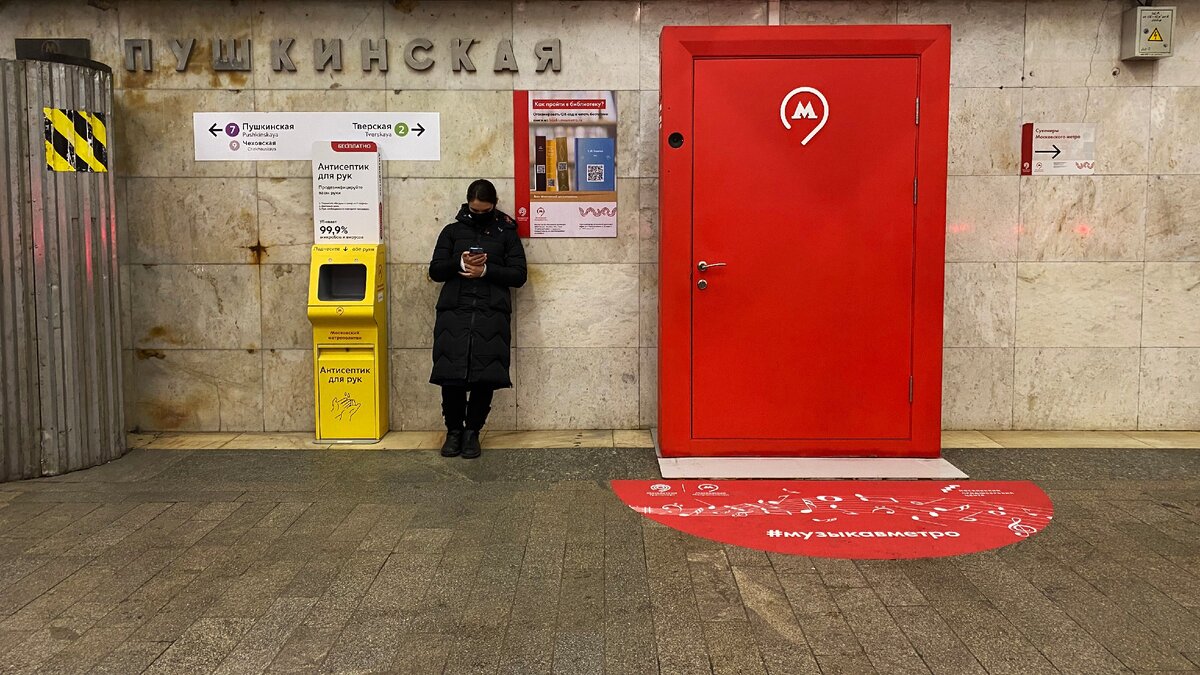 Что за странные двери появились на станциях метро. Стоит приоткрыть —  набегает толпа людей, все улыбаются и фотают | Тихон Смирнов | Дзен