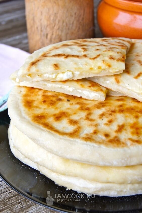 50 минут · Друзья, как можно отказаться от выпечки, да еще если она с сыром и творогом... Это так вкусно, можно кушать хоть каждый день, но не желательно, ведь любая выпечка очень калорийна, хотя если вы не склонны к полноте или полнота вам нравится, то, конечно, кушайте на здоровье. Обычно я готовлю хачапури летом на мангале, мне нравится, когда лепешки пропитываются ароматом дымка, да подаю к шашлыкам со свежей зеленью и овощами, выращенными на собственном участке. Но зимой тоже бывает пеку, они в любое время года улетают со стола мгновенно. Если компания собирается большая, соответственно и пеку в два, а то и в три раза больше, чтобы всем хватило.