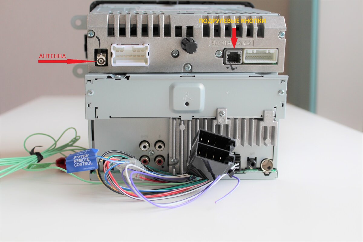 Штатная магнитола лежит на новой 2DIN. Как оказалось за большой панелью скрывалась 1DIN магнитолка.