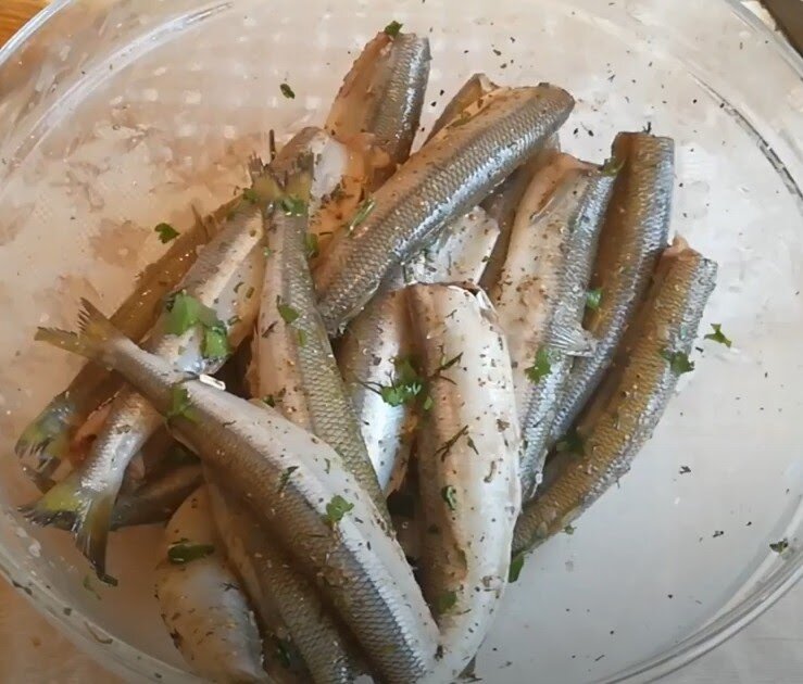 Подготовка рыбы к приготовлению, тушку обычно не разрезают на кусочки