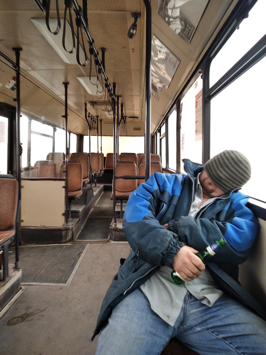 Пьяного пассажира приходится будить и выпроваживать, некоторые кидаются драться. 