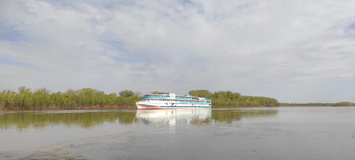 Теплоход "Русь Великая" на рейде реки Белой в Советском районе г. Уфы