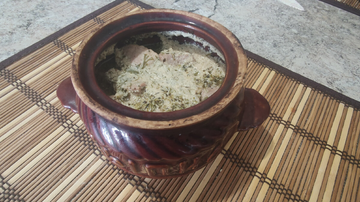 Мясо в горшочках на кефире. Фото автора. 