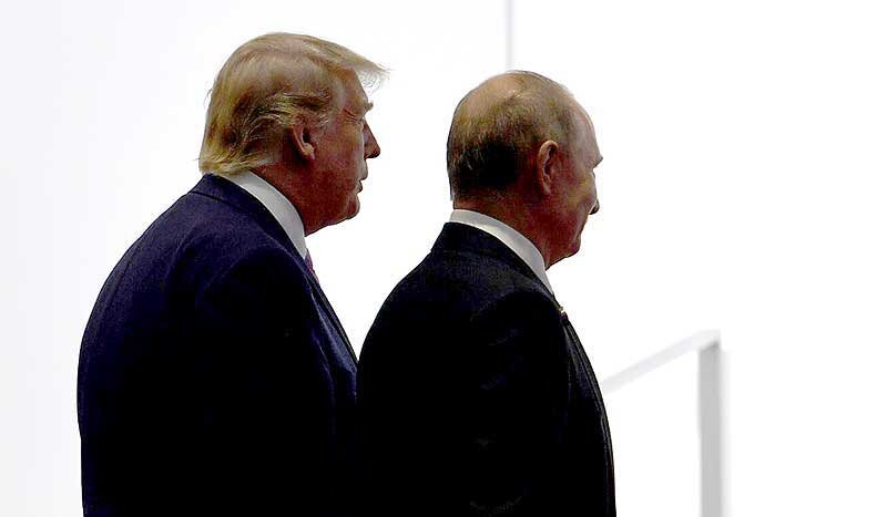 Президент США Дональд Трамп и президент России Владимир Путин идут на групповое фотографирование на саммите G20 в Осаке, Япония, в июне 2019 года. Фото: AP