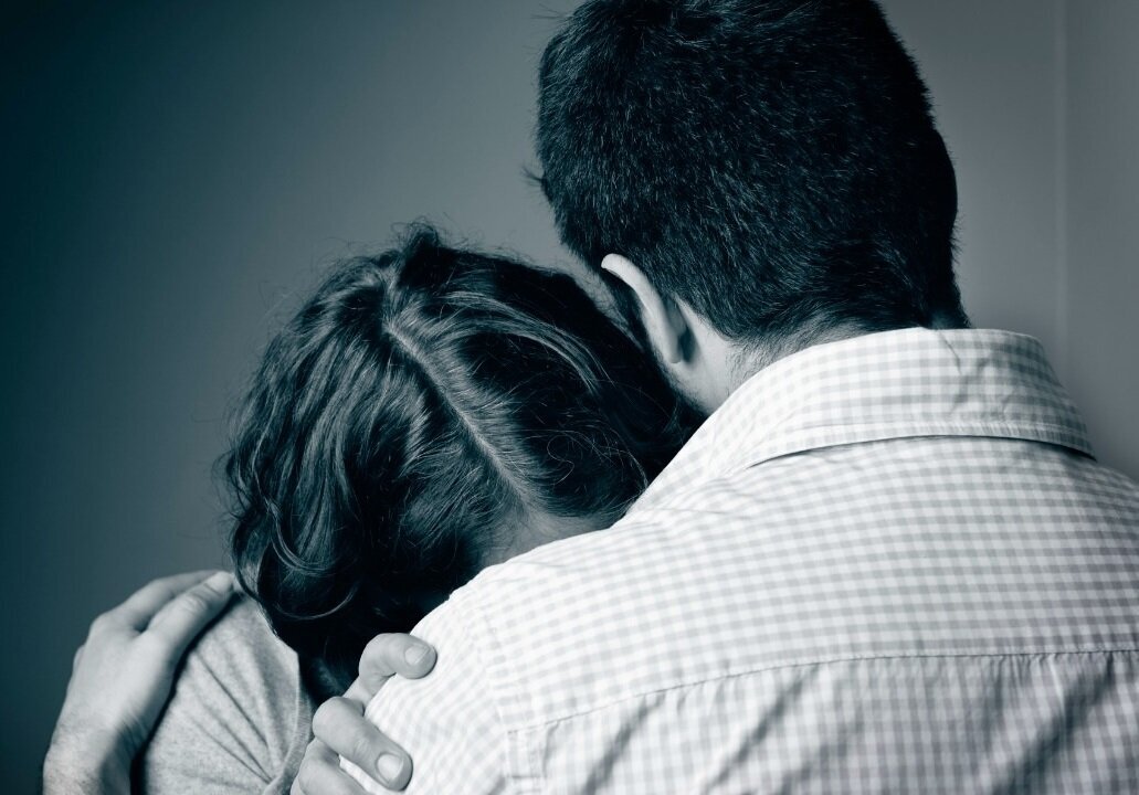 Just need someone. Женщина утешает мужчину. Парень успокаивает девушку. Мужчина успокаивает женщину. Мужчина утешает девушку