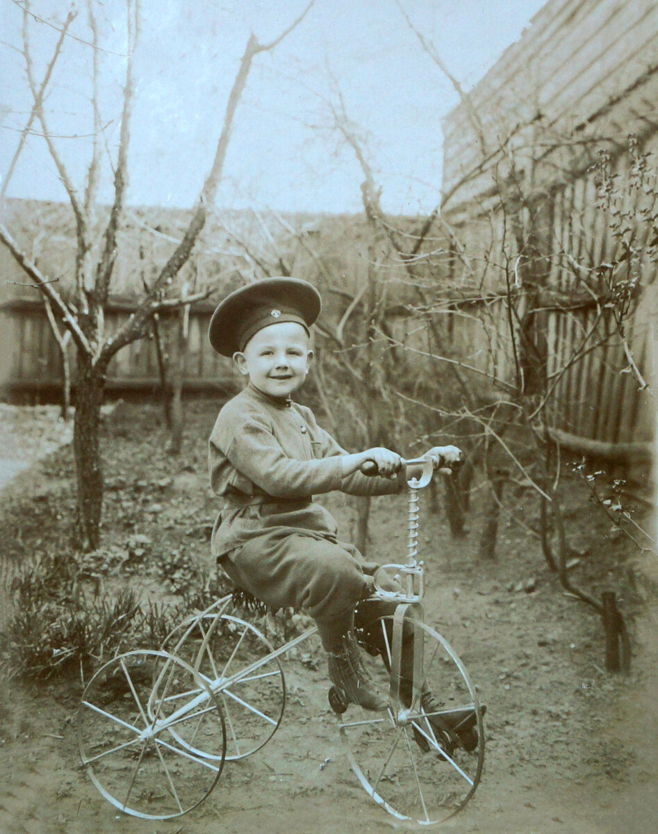 Николай Мордовченко в детские годы. Фонд ГАРО