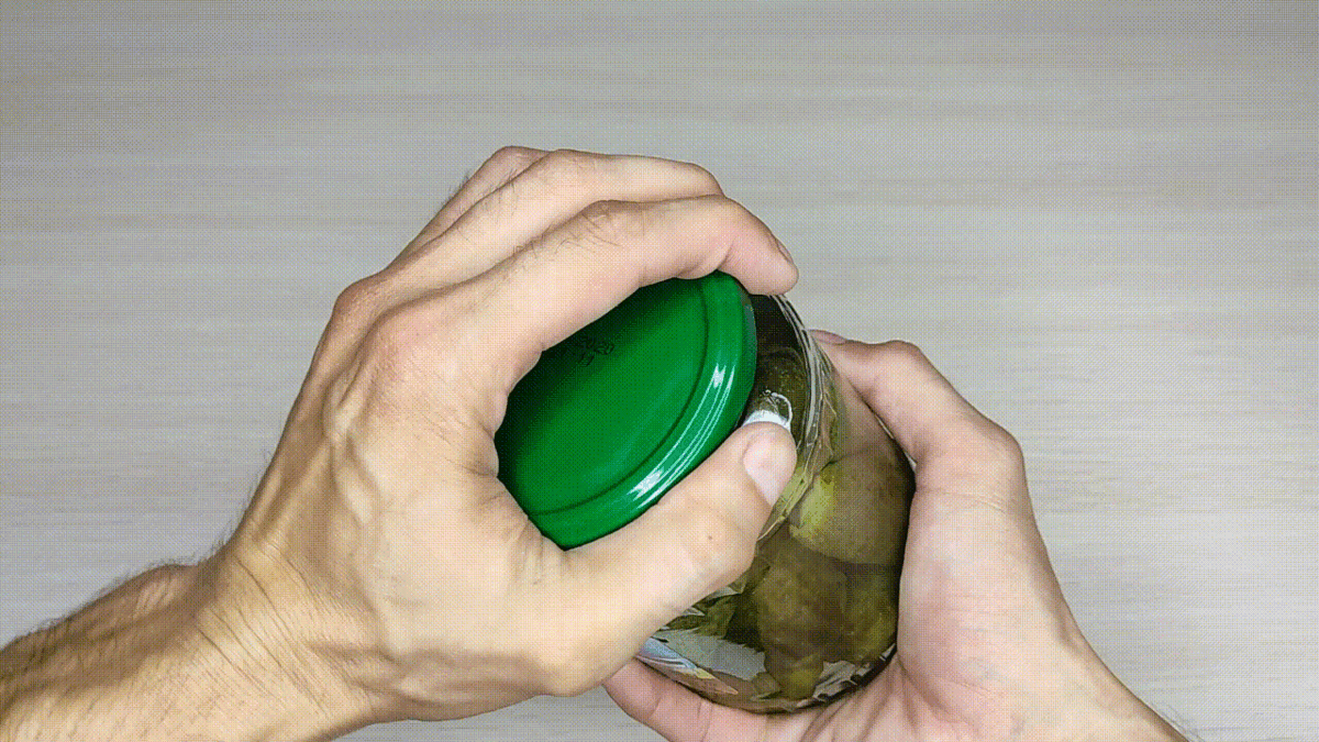 Открыть банку руками довольно сложно