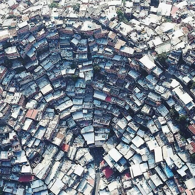 Мы привыкли видеть в Интернете идеальные снимки красивой архитектуры, зеленых пейзажей, живописных достопримечательностей, счастливых туристов и тому подобное.-11