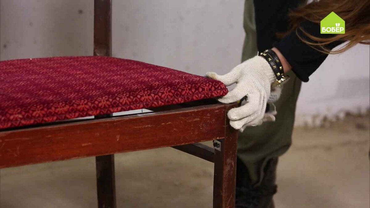 Используя отвёртку, открутите мягкие части дивана — спинку и сиденье.