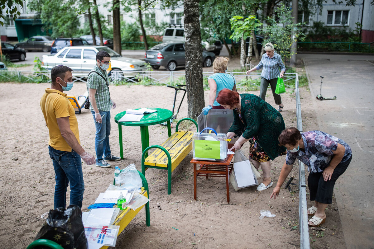 Голосование 2020года по конституционным поправкам на придомовой территории.