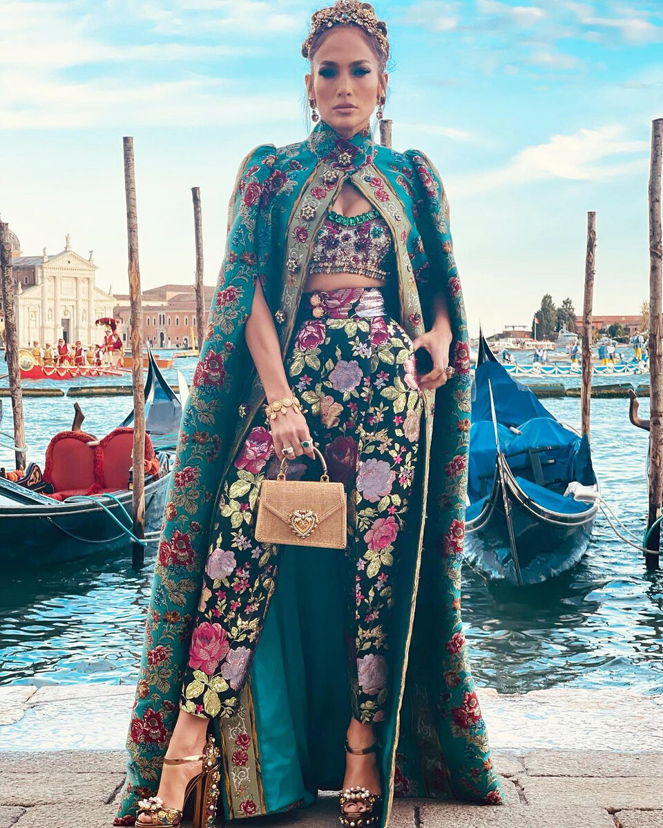 Джей Ло на показе в Венеции- накидка от Dolce&Gabbana
