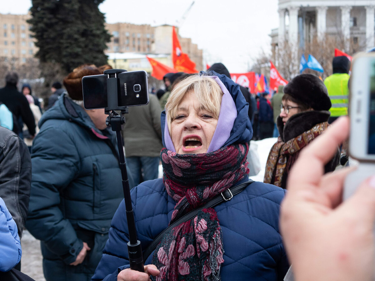 Жизнь других или почему нам нравится следить за незнакомыми людьми в  соцсетях | Сергей Макаров | Дзен