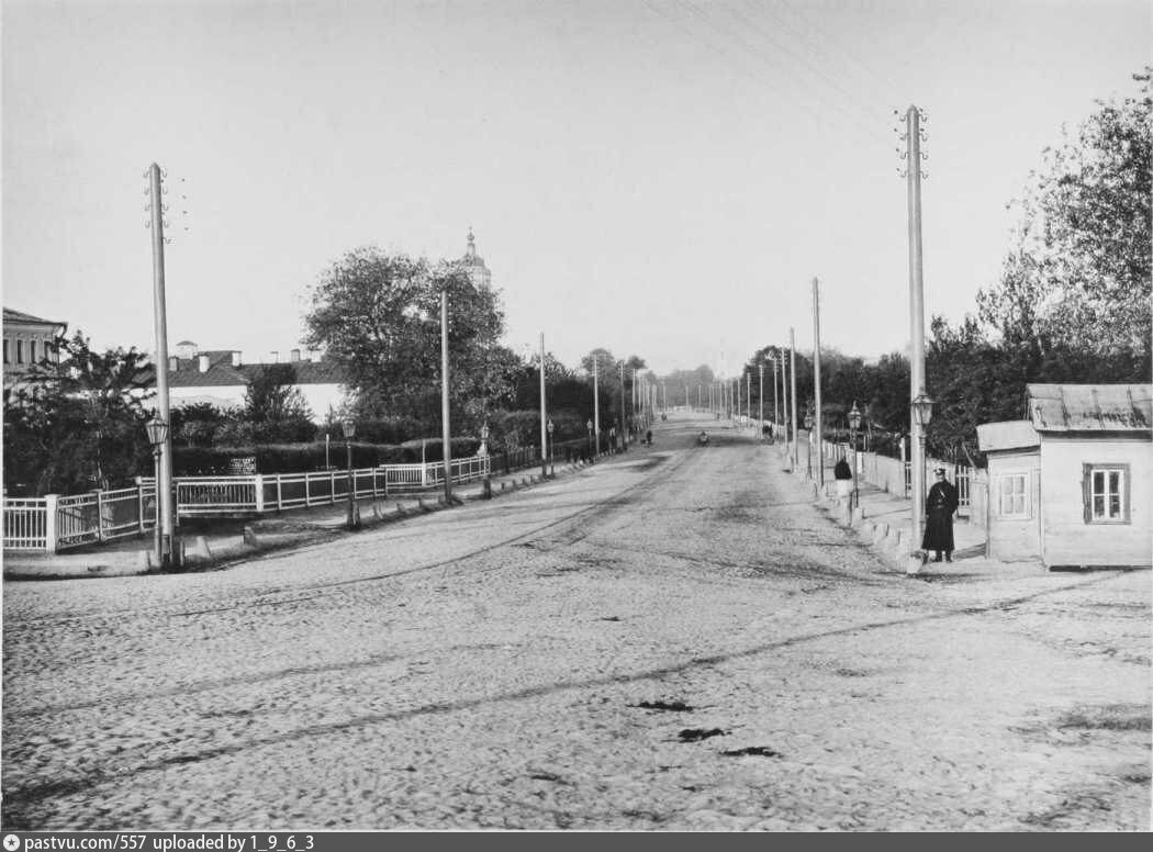 Фонари (керосиновые или газовые) на Большой Садовой улице. Вид от современной Триумфальной площади в сторону Новинского бульвара, 1888. С сайта www.pastvu.com.