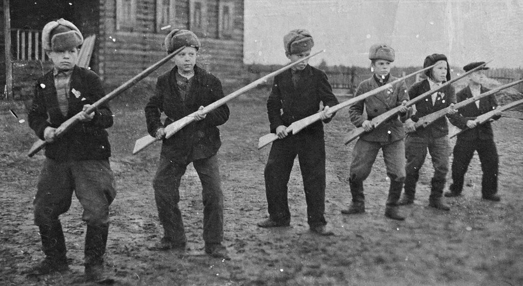 Урок военного дела в школе. Боевая подготовка.  Источник фото https://e-news.su/uploads/posts/2019-09/1568123245_e-news.su_1.jpg