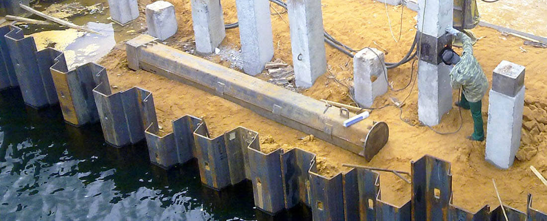 Шпунтовое ограждение, частично расположенное в воде