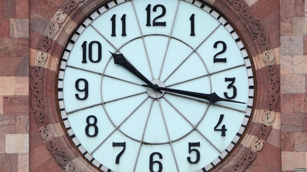 Главные часы на башне здания Правительства. Источник http://barev.today/