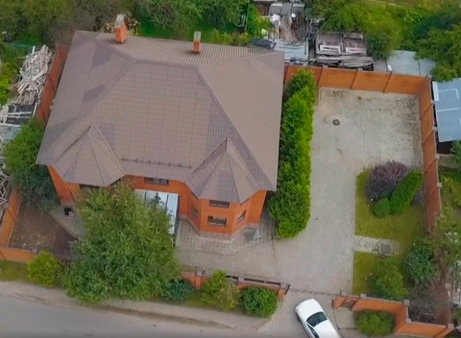 Задачу в двенадцатиэтажном доме. Задача про квартиры подъезды и этажи 4 класс. Дескать это значит. В доме в котором живет женя. В доме в котором живет женя.