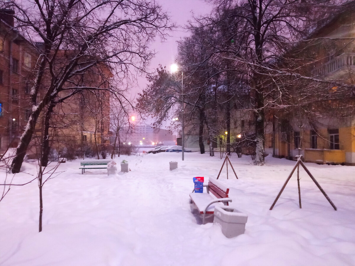 Фото автора. Двор в Невском районе. 