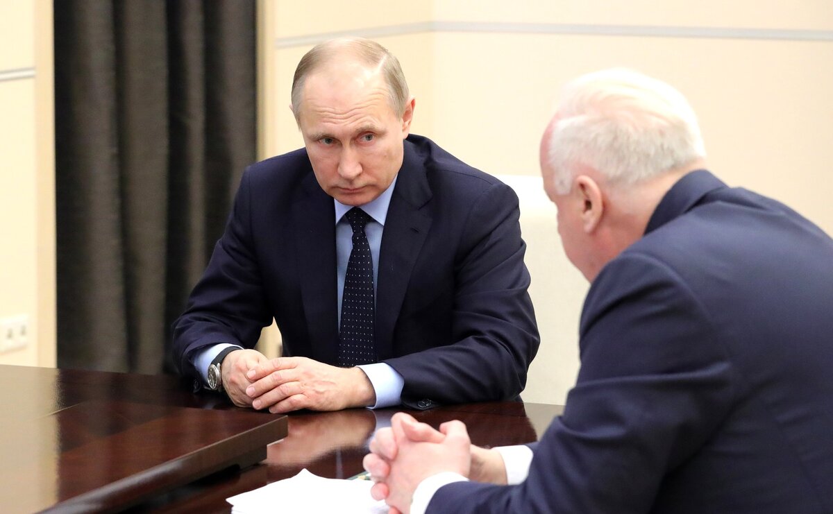 http://static.kremlin.ru/media/events/photos/big2x/8CIhogpAoI1aj2kjPus5j3imOi6Wrqf6.jpg