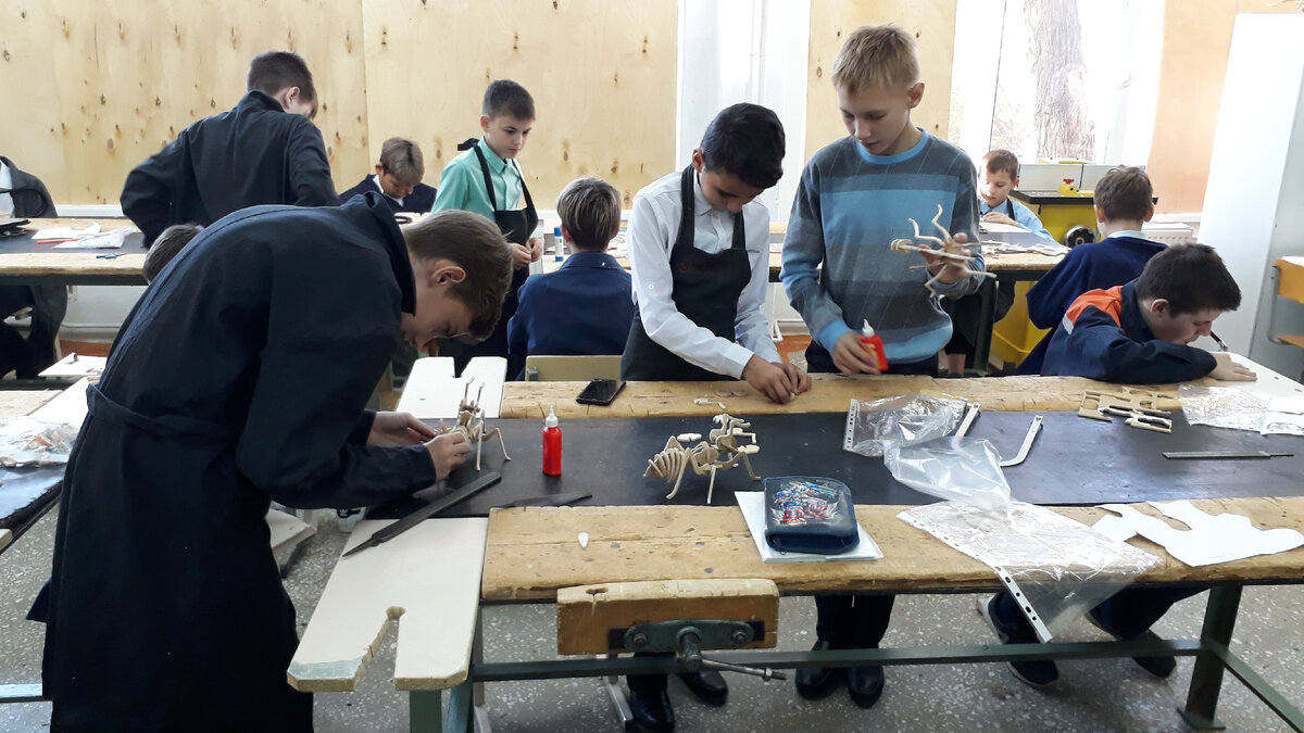 Обучающиеся СОШ 13 на уроке технологии.