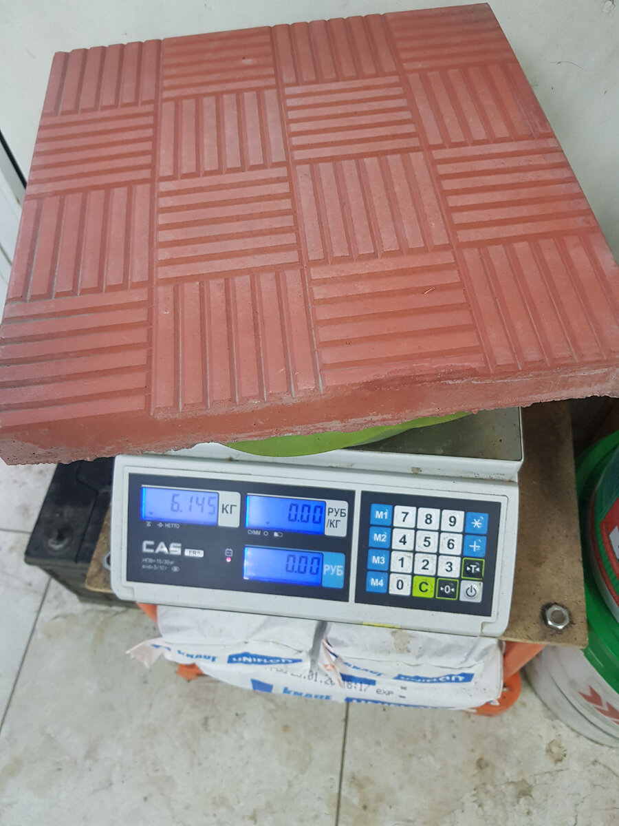 Вибролитьевая тротуарная плитка Паркет, на фото цвет красный, вес 6кг.145г