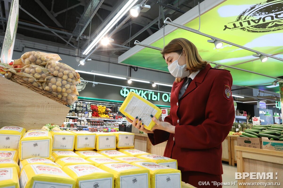 Анекдот про масленицу прикольные. Магазины латвии продуктовые. Блин без 5 уже сейчас закроют. Продавец и покупатель. Масленица в россии.