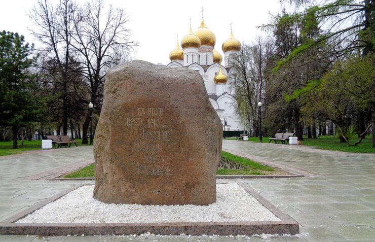 Еще из школьных учебников мы все помним и знаем, в честь кого назван один из старейших городов России.-2