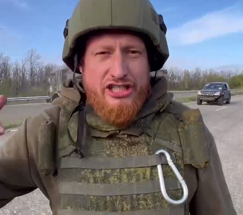 Зачем солдаты вешают на бронежилет металлический карабин?3