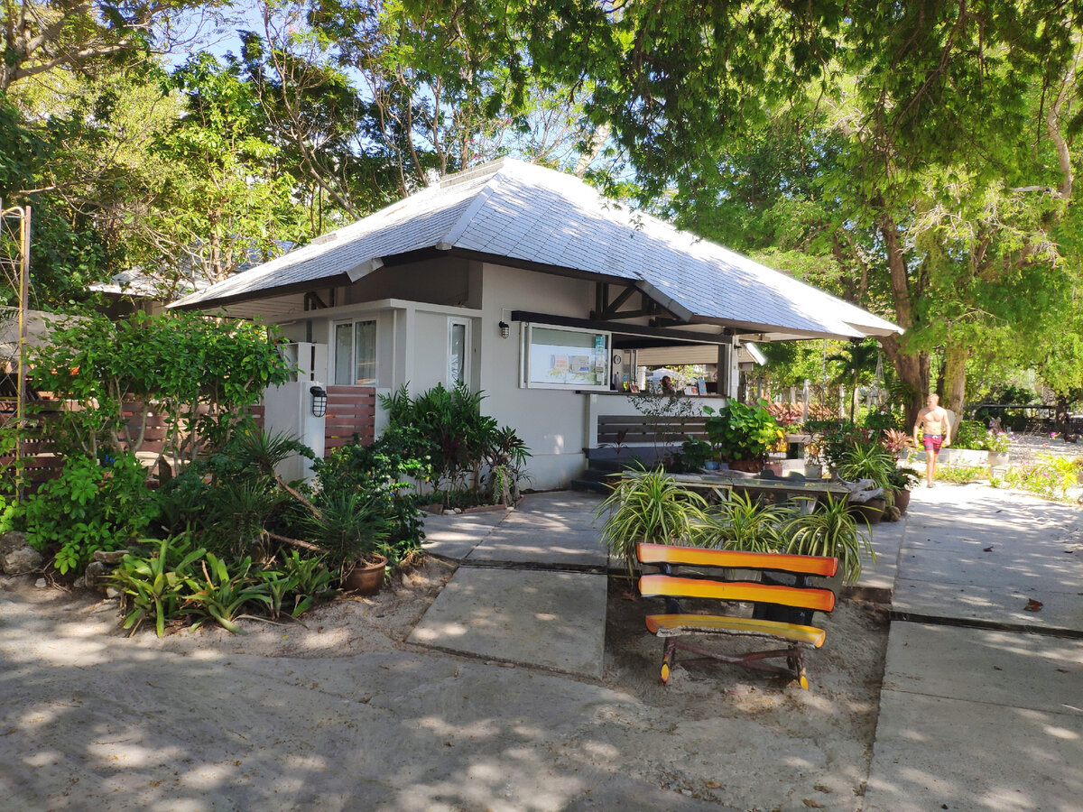 Территория отеля. Листай галерею )