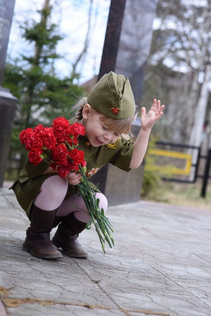 Вслед им бабушки глядят