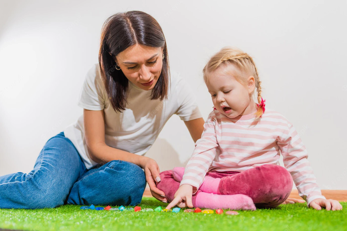 Дети занимаются самоудовлетворением. Учительница занимается домашним заданием. Воспитание ребенка. Ребенок учит. Женщина учит девочку.