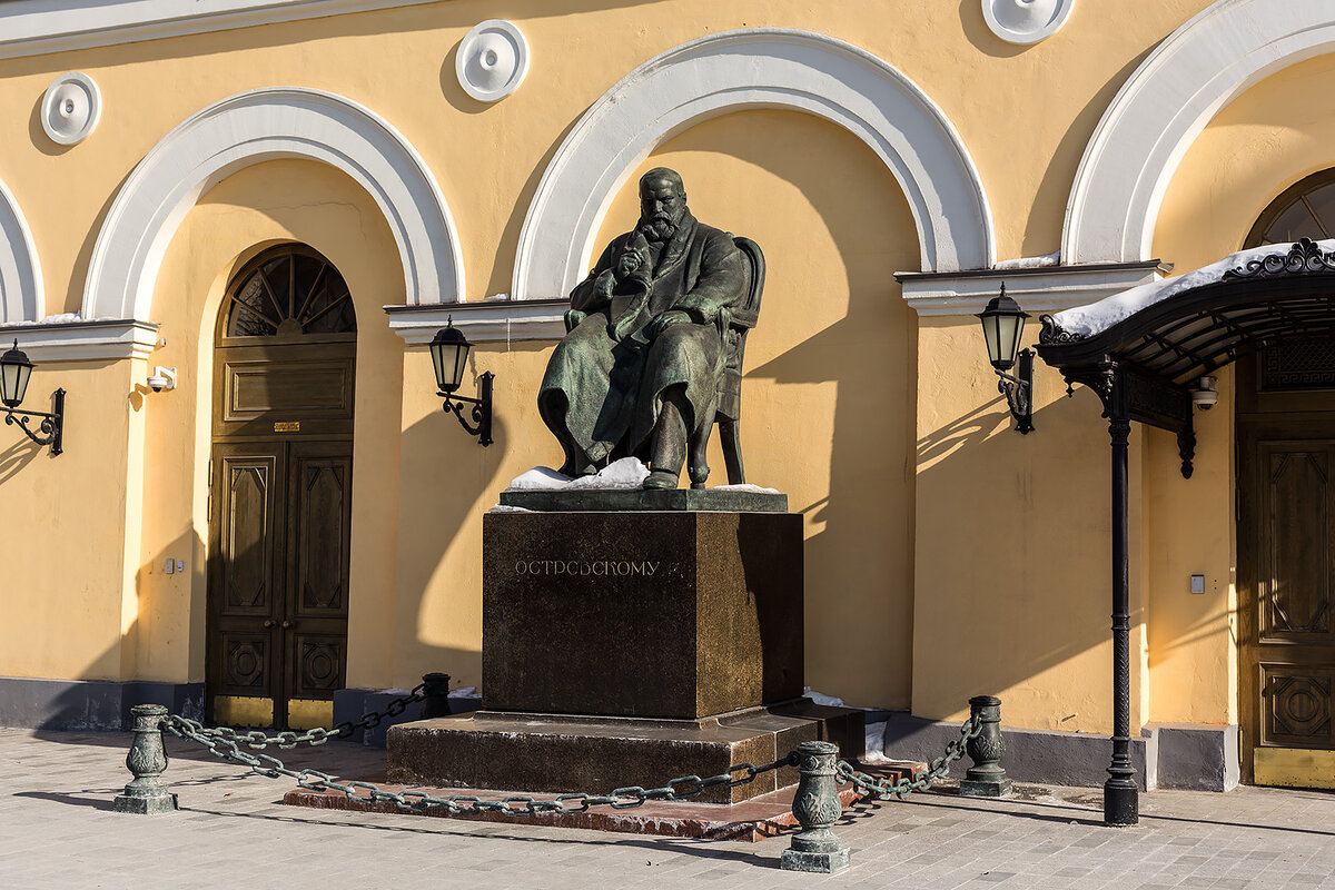 Памятник А.Н. Островскому у фасада театра